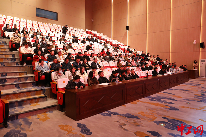 10月24日，鄂尔多斯市总工会举办中国工会十八大精神宣讲会。图为宣讲会现场。 王瑞星 摄